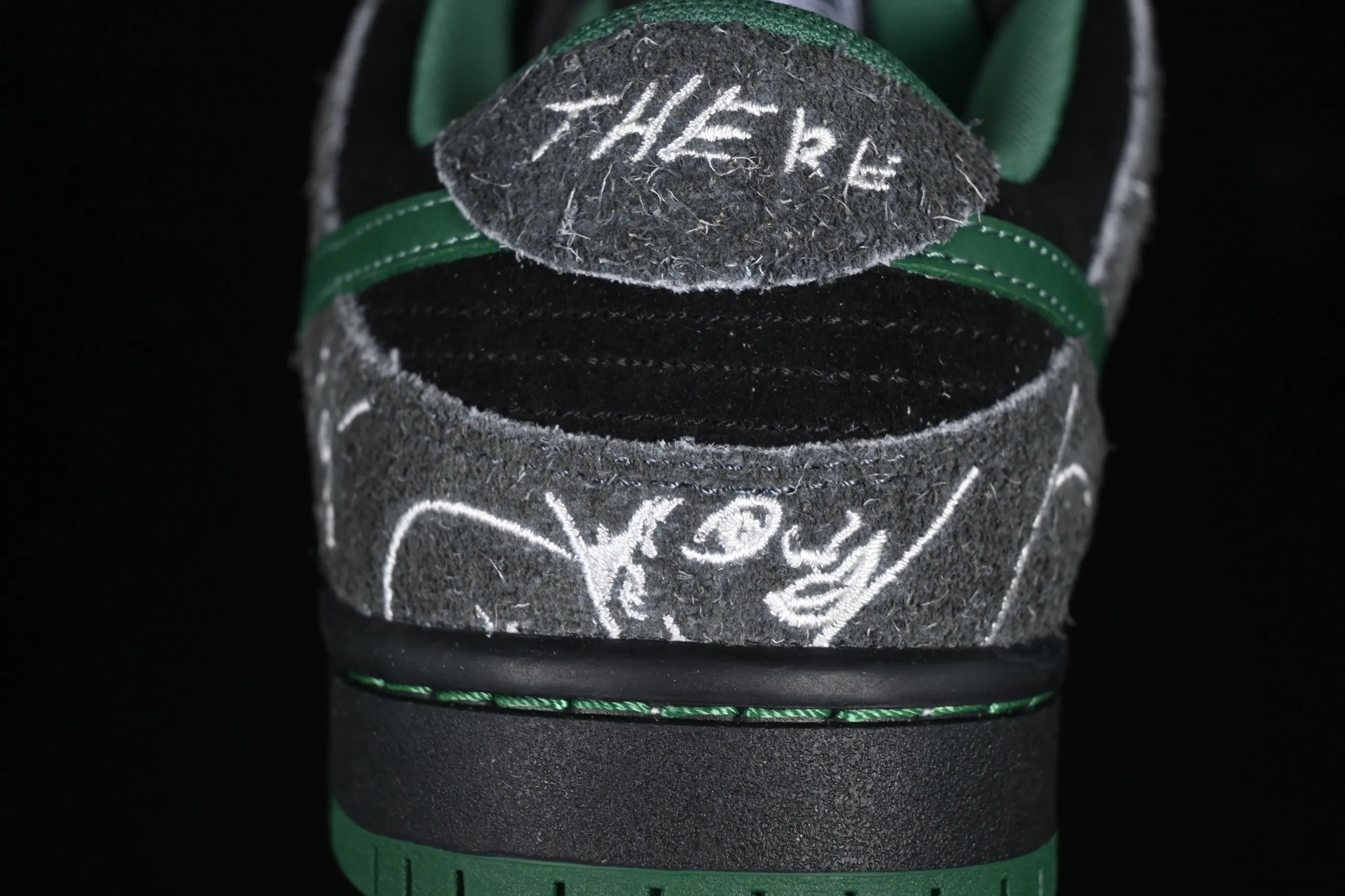 All Categories Nk SB Dunk Series Nk SB Dunk Low Low-top Sneakers K Version There Skateboards x Nk SB Dunk Low Graffiti Art Style Joint Model SB Low-top Casual Sneakers HF7743-001